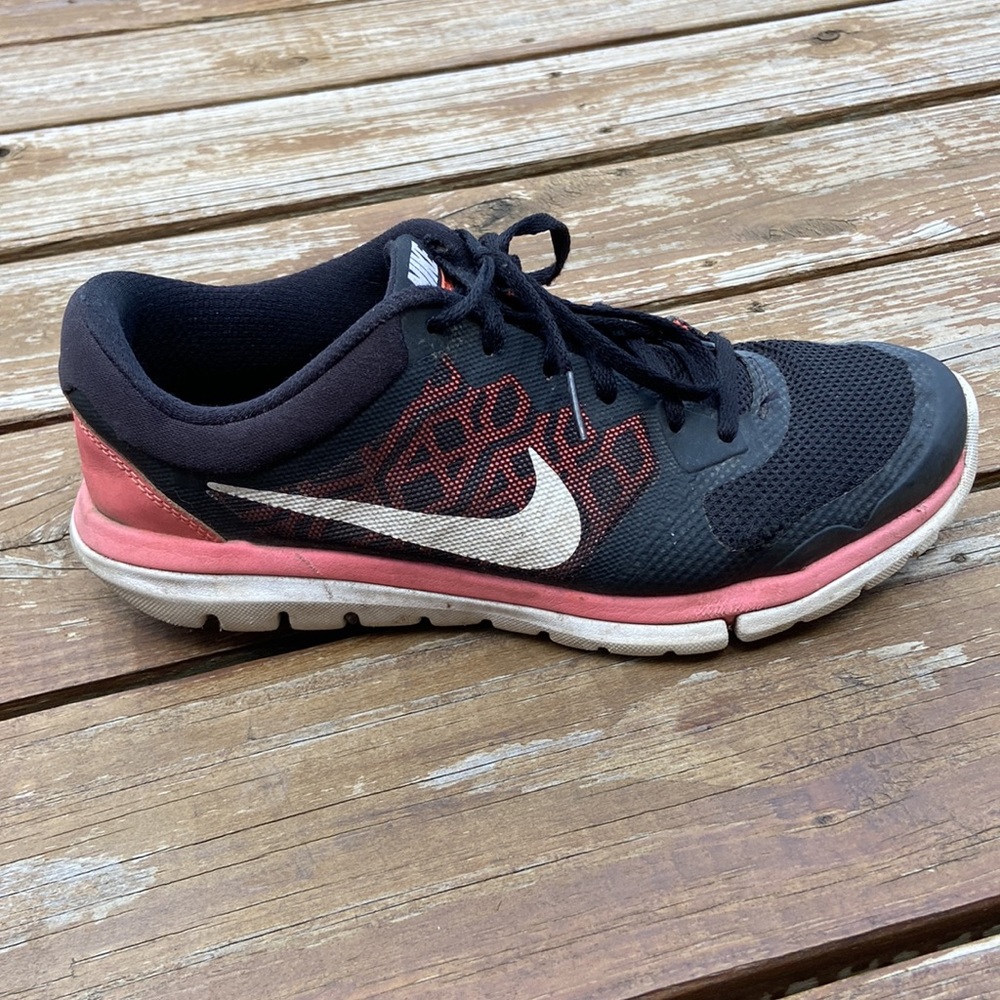 Nike Flex 2015 Run Sneaker in Pink and Black